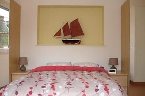 4 bedrooms, desk, iron/ironing board, free WiFi