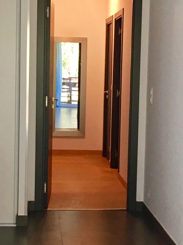 Un pasillo estrecho con una puerta a la izquierda y otra a la derecha.