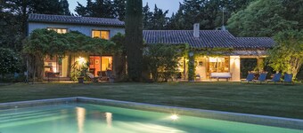 Architect villa in bosrijk park van 4500 m2. Verwarmd zwembad. ProcheVentoux. 