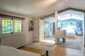 4 slaapkamers, een bureau, een strijkplank/strijkijzer, reisbedje