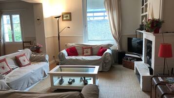 Televisie, een open haard, een dvd-speler en een tafeltennistafel