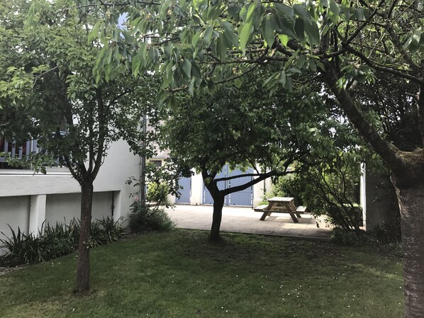 Outdoor dining - Le Crotoy - Baie de Somme - Character house 8 people with enclosed garden with trees (Le Crotoy)