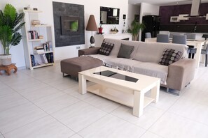 Smart TV - Vacation rental house with pool AUREILLE LS1-300 (Aureille)