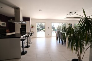 Fridge, microwave, oven, dishwasher - Vacation rental house with pool AUREILLE LS1-300 (Aureille)
