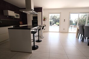 Refrigerador, microondas, horno y lavavajillas 