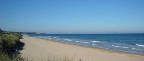 Una spiaggia nelle vicinanze, lettini da mare
