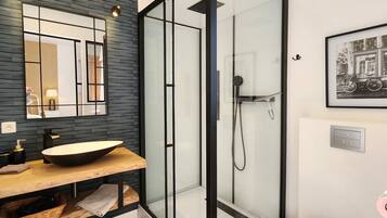 Bathtub, hair dryer, towels