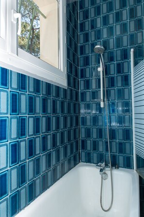 Duschwanne, Haartrockner, Seife, Toilettenpapier