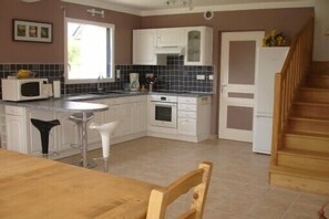 Fridge, microwave, oven, stovetop - High comfort house, spacious and well-lit in a quiet environment (Lanmodez)