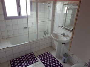 Tina con regadera, bidet, toallas 
