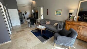 Télévision, lecteur de DVD, livres, chaßne hi-fi