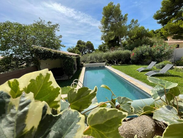 A heated pool - Mas with pool in the Alpilles / Plan yourself: Video by Drone (Maussane-les-Alpilles)