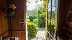 Un interior de madera con una puerta que da a un jardín.
