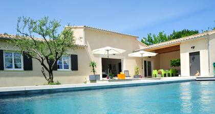 Neues Ferienhaus für 2-8, Komfort, Swimmingpool, am Fuß des Mont Ventoux