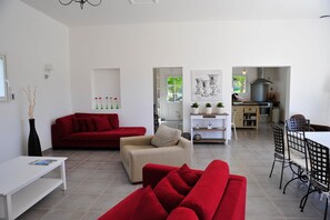 Fernseher, DVD-Player, Tischtennisplatte