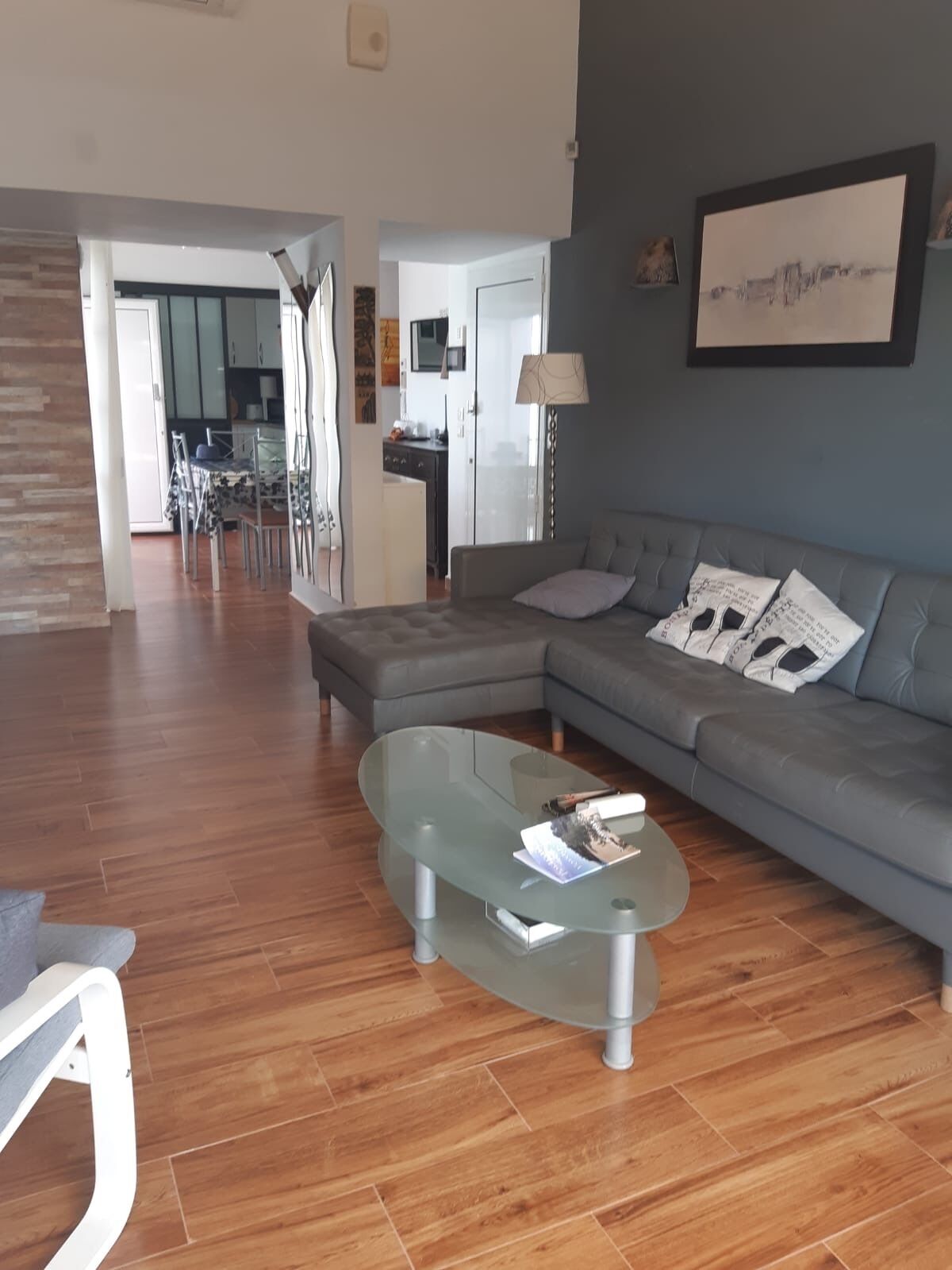 Smart-tv, dvd-spelare och ett bordtennisbord