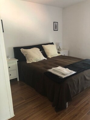 5 chambres, coffres-forts dans les chambres, fer et planche à repasser
