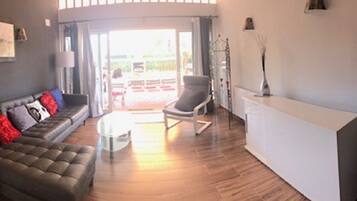 Smart-tv, dvd-spelare och ett bordtennisbord