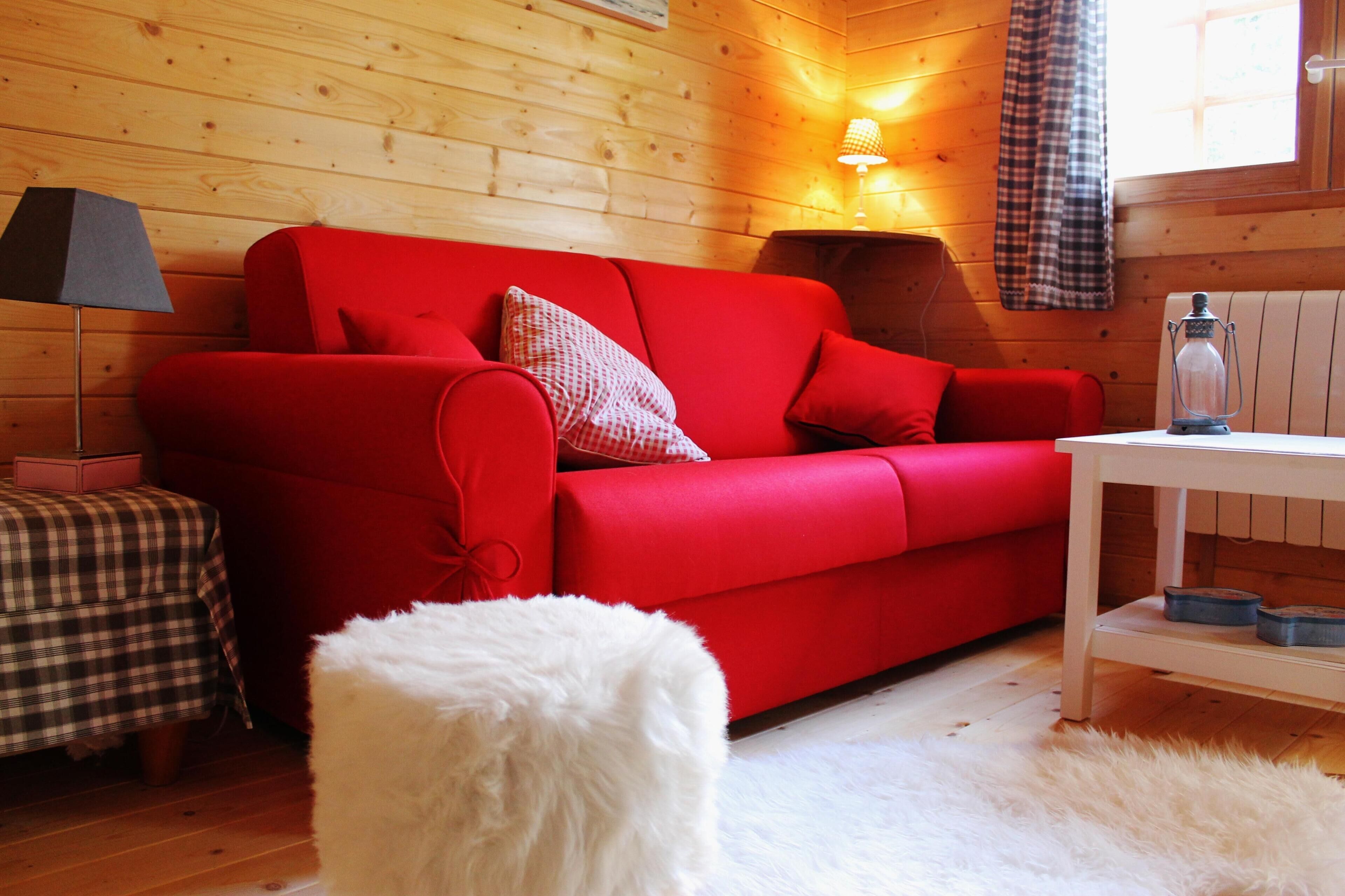 Televisio, kirjoja, musiikkikirjasto, stereot