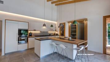 KĂŒhlschrank, Mikrowelle, Ofen, Herdplatte