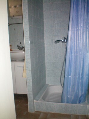 Shower, hair dryer, towels, soap - PRETTY T2 IN VILLAGE HOUSE (Ganges)