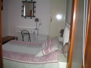 1 bedroom, iron/ironing board, travel crib, WiFi - PRETTY T2 IN VILLAGE HOUSE (Ganges)