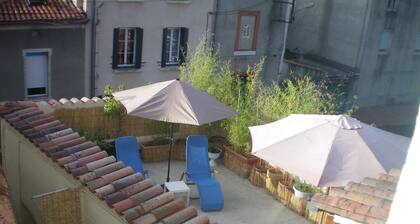 PRETTY T2 IN VILLAGE HOUSE