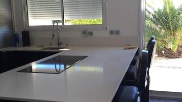 Een koelkast, een microgolfoven, een oven, een kookplaat