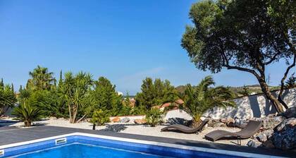 Villa allas meren ja vuorten panoraamanäköalalla