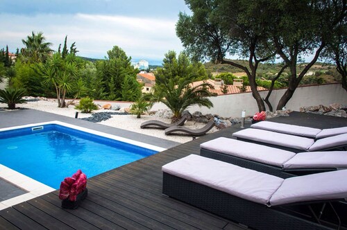 Villa with pool between sea and mountains with panoramic views 