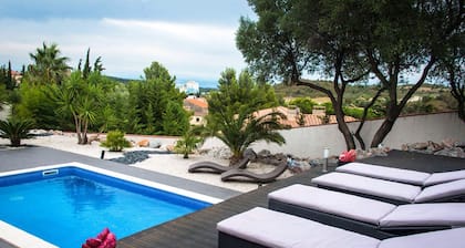 Villa with pool between sea and mountains with panoramic views