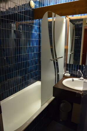 Combined shower/tub, hair dryer, towels