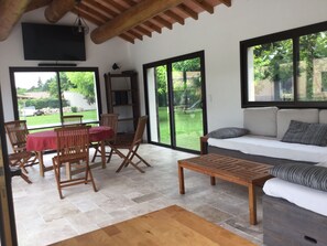 TV, fireplace, DVD player, foosball - Provencal villa in a quiet area, near the city center (Pernes-les-Fontaines)