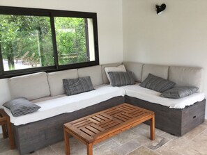 Fernseher, Kamin, DVD-Player, Tischfußball