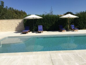 Pool - Provencal villa in a quiet area, near the city center (Pernes-les-Fontaines)