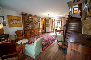 4 chambres, bureau, fer et planche à repasser, lit parapluie