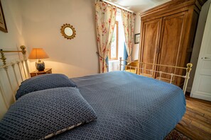 4 bedrooms, desk, iron/ironing board, travel cot