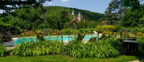 Una piscina al aire libre, una piscina climatizada