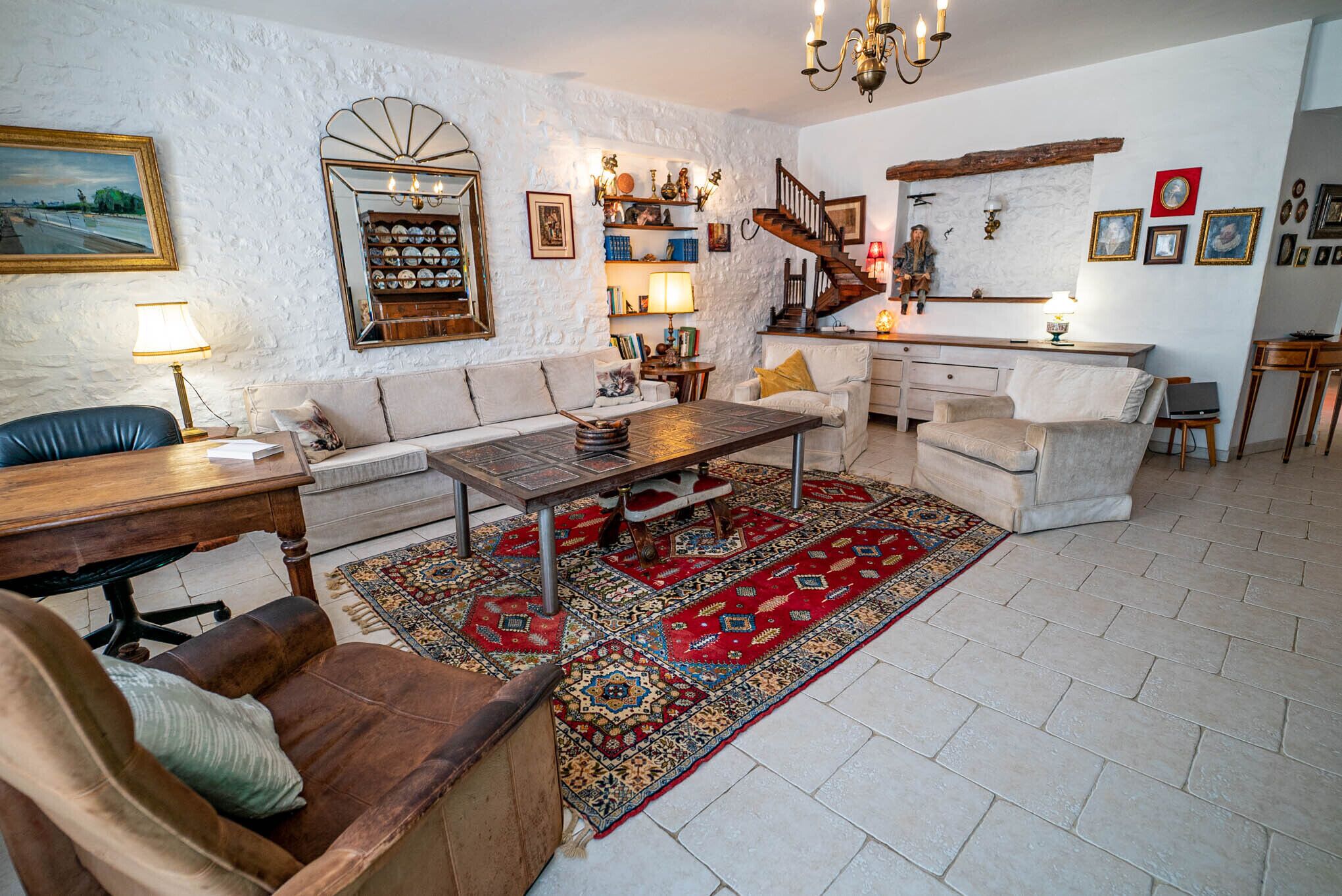 Fernseher, DVD-Player, Tischtennisplatte, Bücher