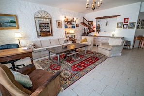 Fernseher, DVD-Player, Tischtennisplatte, Bücher