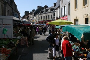 Ein lebhafter Markt im Freien mit Händlern und Käufern.
