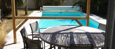 Una piscina al aire libre, una piscina climatizada