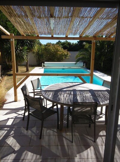 House on fenced garden with heated swimming pool;rental from Saturday to Saturday