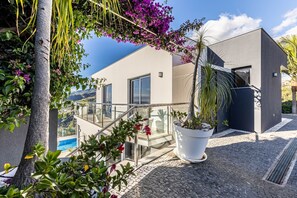 Un bâtiment moderne doté d’un balcon, d’une piscine et offrant une vue sur le paysage.