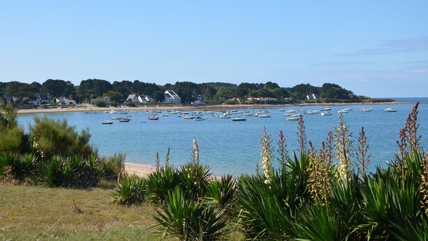 A coastal view with boats on the water, a beach, and a town in the background. - Quimiac Villa by the sea, close to all shops (Mesquer)