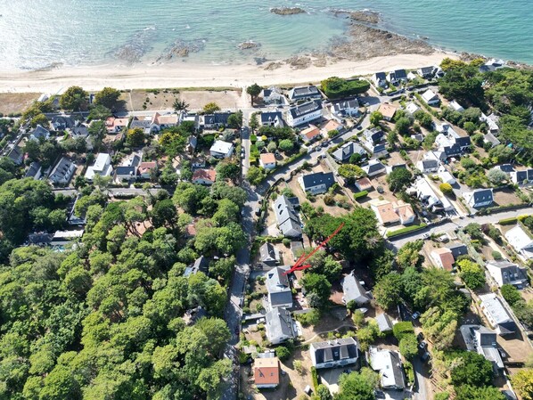 An aerial view of a coastal residential area with houses, a beach, and rocky outcrops. - Quimiac Villa by the sea, close to all shops (Mesquer)