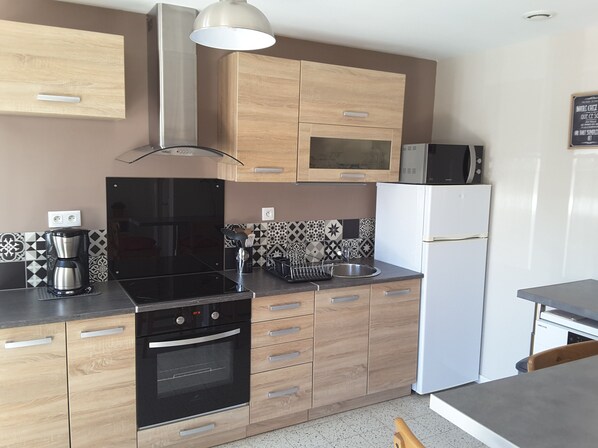 Refrigerador, microondas, horno y parrilla de estufa 