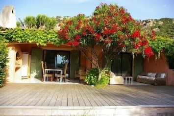 Terrasse vue jardin et mer