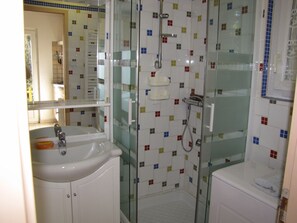 Dusche, Haartrockner, Toilettenpapier