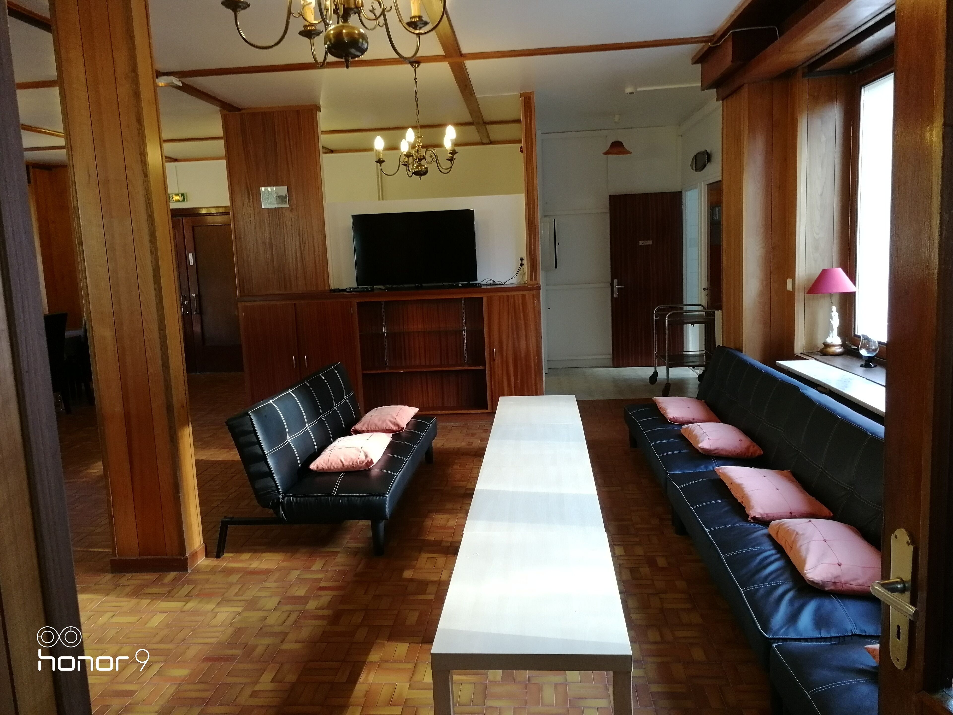 Tv, dvd-spelare, bordsfotboll och ett bordtennisbord